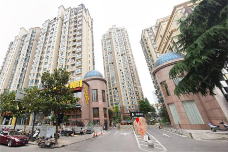 城南荆善花园5室2厅2卫232.8m2简单装修